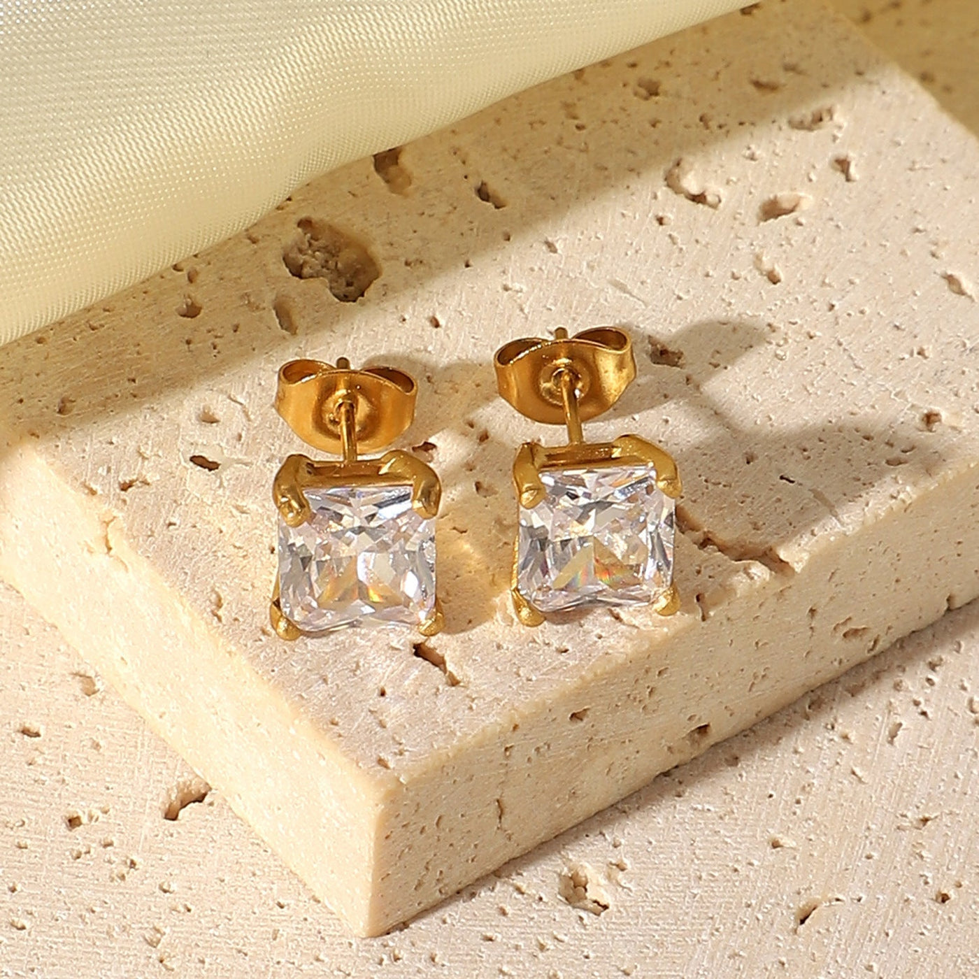 Kovo Solitaire Kolczyki – Eleganckie Kolczyki o Prostej Formie