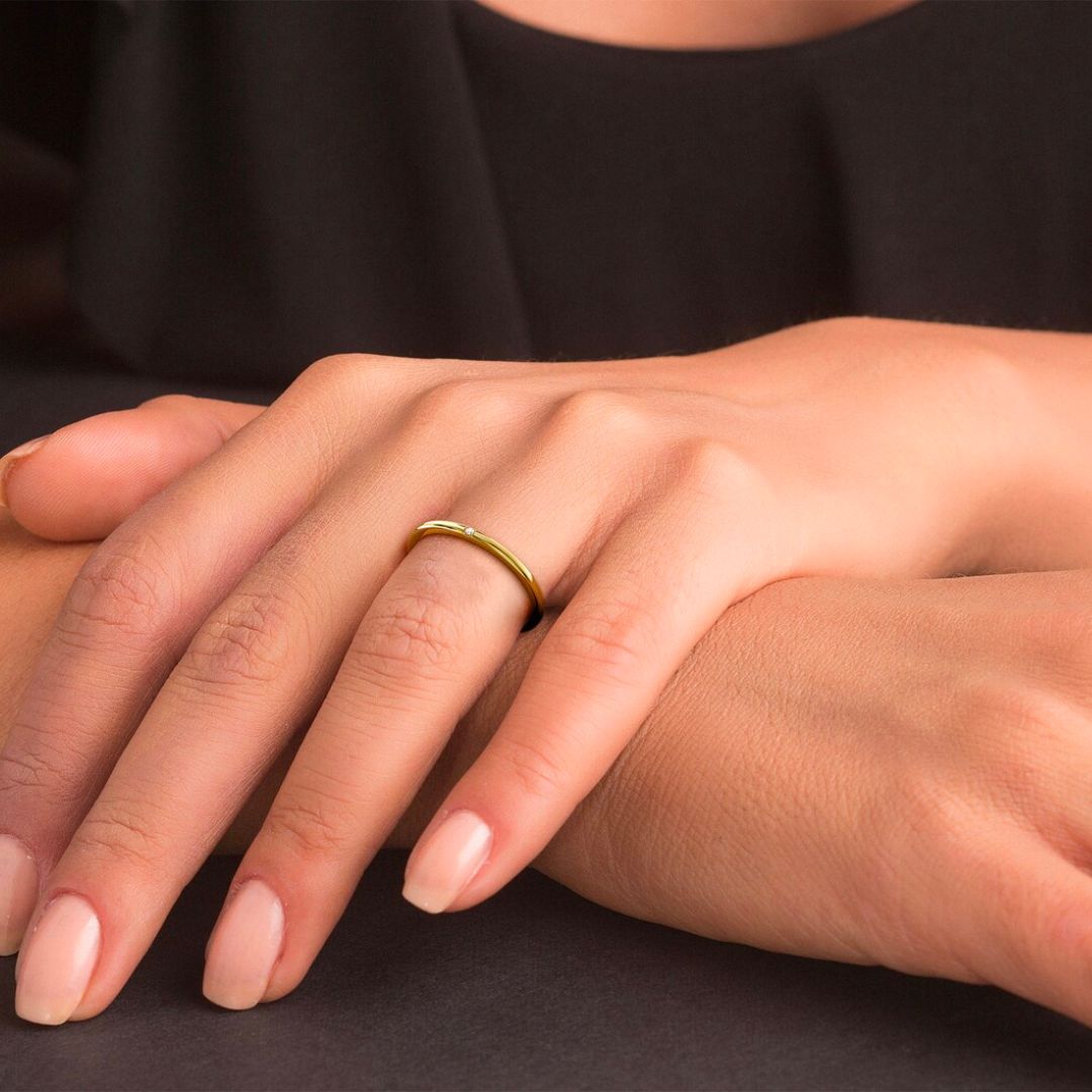 Szara złota obrączka – Elegancka szara złota obrączka